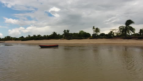 Luftrundflug-Mit-Einem-Kanu-Am-Strand-Von-Awala,-Yalimapo,-Dorf-Guyana